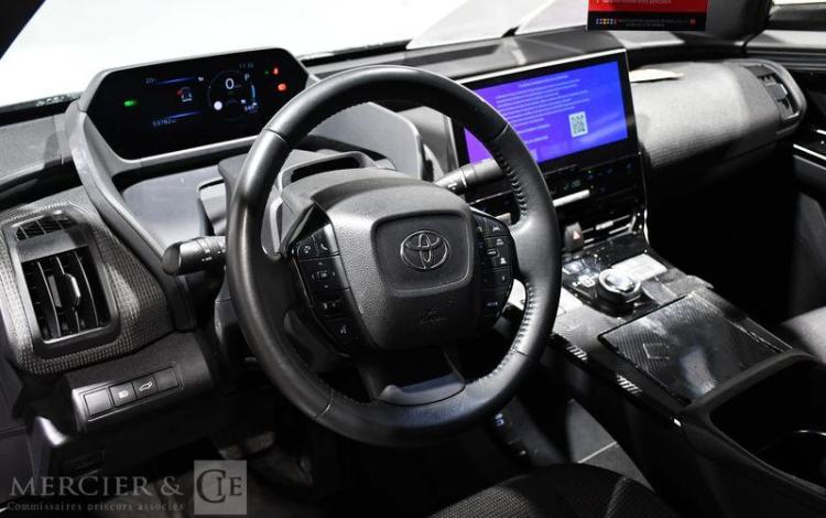 TOYOTA BZ4X NOIR GW-414-QJ