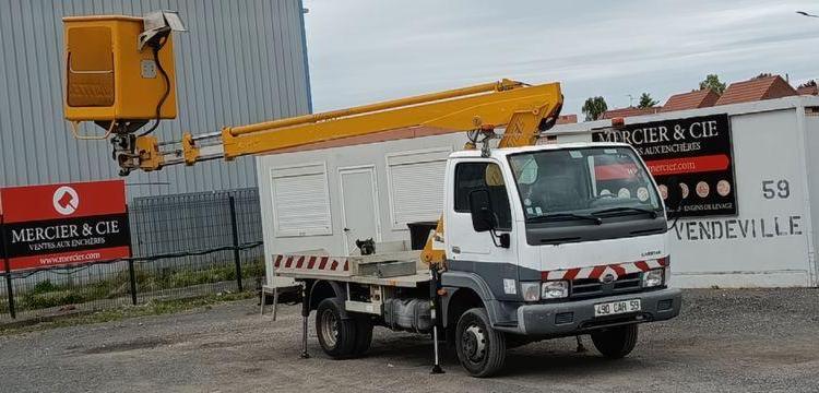 NISSAN CABSTAR AVEC NACELLE MULTITEL 145 ALU  490CAR59