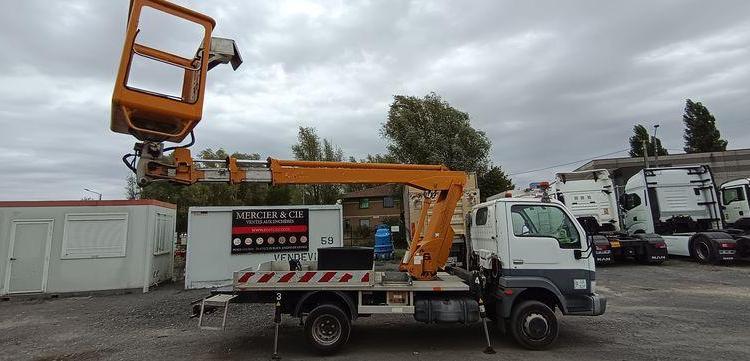 NISSAN CABSTAR AVEC NACELLE MULTITEL 145 ALU  490CAR59