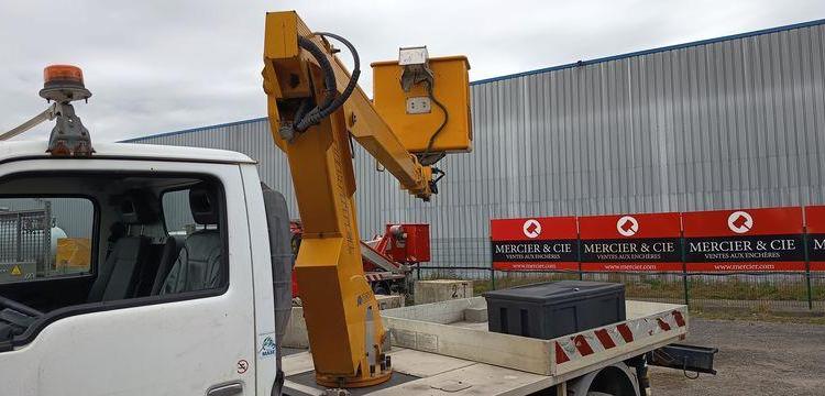 NISSAN CABSTAR AVEC NACELLE MULTITEL 145 ALU  490CAR59