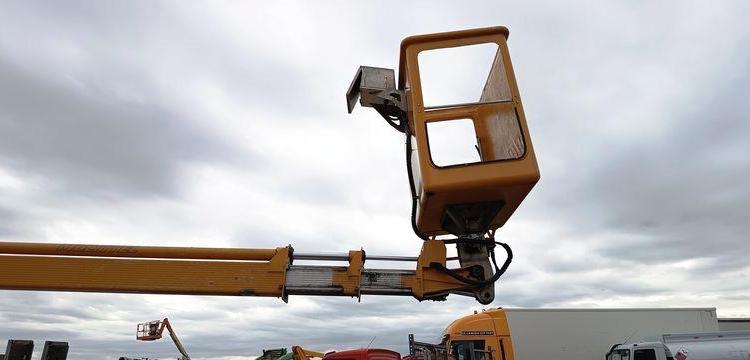 NISSAN CABSTAR AVEC NACELLE MULTITEL 145 ALU  490CAR59