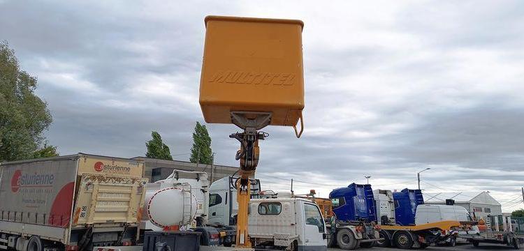 NISSAN CABSTAR AVEC NACELLE MULTITEL 145 ALU  490CAR59