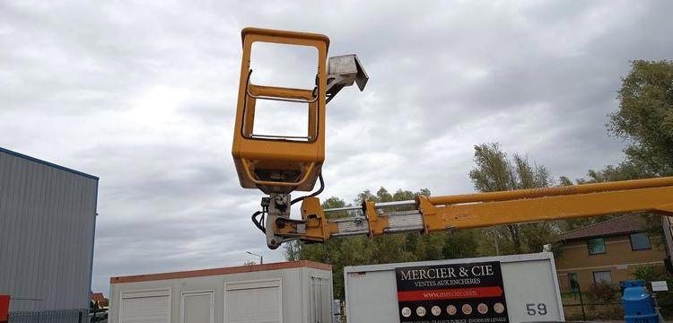 NISSAN CABSTAR AVEC NACELLE MULTITEL 145 ALU  490CAR59