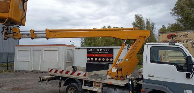 NISSAN CABSTAR AVEC NACELLE MULTITEL 145 ALU  490CAR59