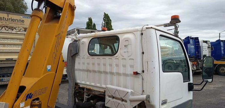 NISSAN CABSTAR AVEC NACELLE MULTITEL 145 ALU  490CAR59