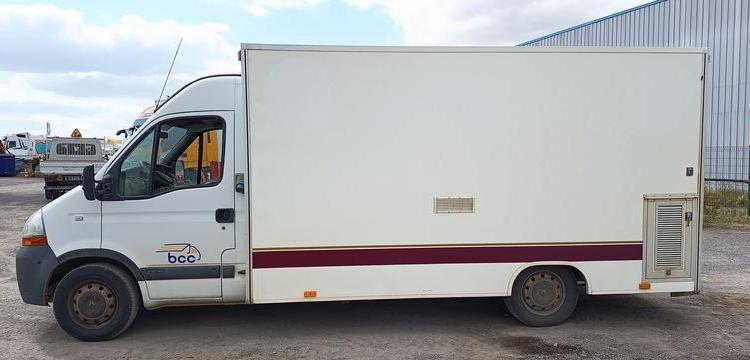 RENAULT MASTER 2 PHASE 3 2,5 DCI 120 CV EQUIPE BOUCHERIE – DIESEL – 113378 KMS – AN 2011 BLANC BJ-079-CX