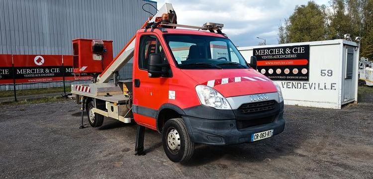 IVECO DAILY 35S11 AVEC NACELLE MULTITEL 160 ALU/DS – 16M – 2755 HEURES – 94713 KMS ROUGE CR-063-RT
