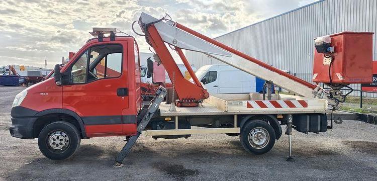 IVECO DAILY 35S11 AVEC NACELLE MULTITEL 160 ALU/DS – 16M – 2755 HEURES – 94713 KMS ROUGE CR-063-RT