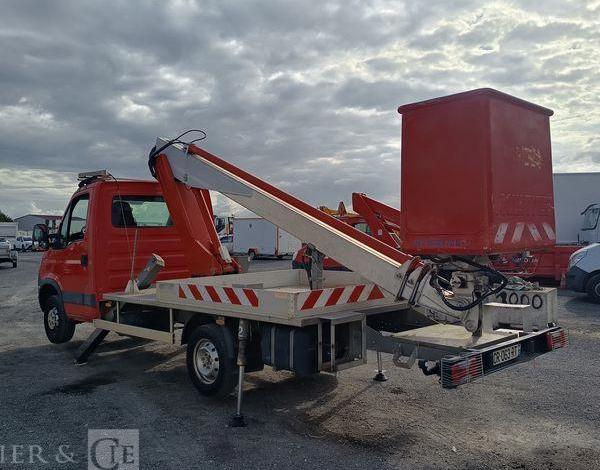IVECO DAILY 35S11 AVEC NACELLE MULTITEL 160 ALU/DS – 16M – 2755 HEURES – 94713 KMS ROUGE CR-063-RT