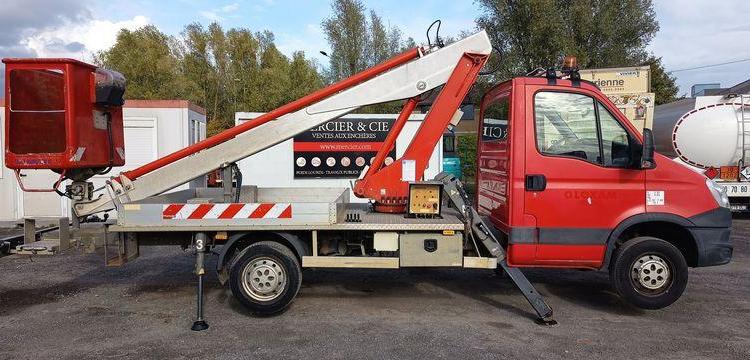 IVECO DAILY 35S11 AVEC NACELLE MULTITEL 160 ALU/DS – 16M – 2755 HEURES – 94713 KMS ROUGE CR-063-RT