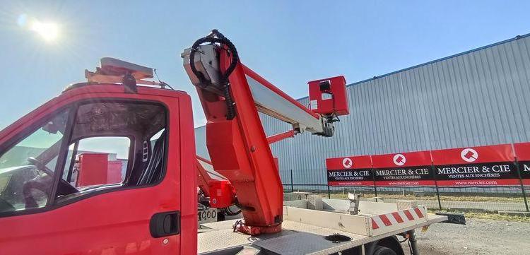 IVECO 35S  AVEC NACELLE 22M  CX-549-MC