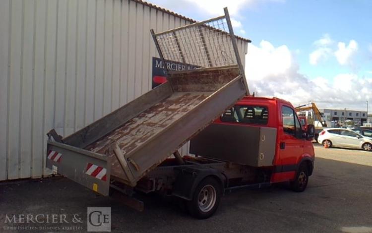 IVECO 35C13 BENNE SIMPLE CABINE COFFRE ROUGE DD-526-VL