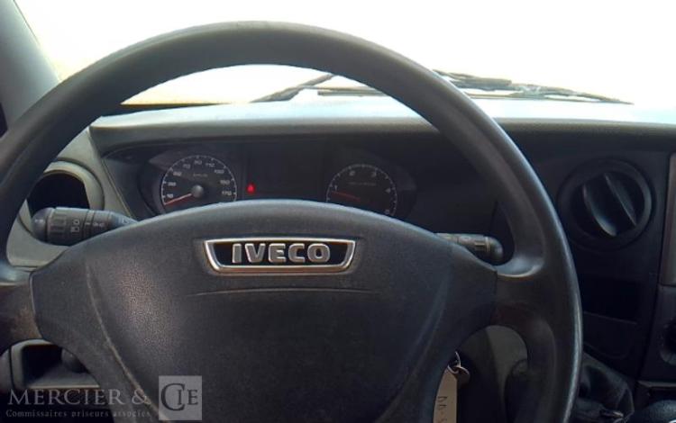 IVECO 35C13 BENNE SIMPLE CABINE COFFRE ROUGE DD-526-VL