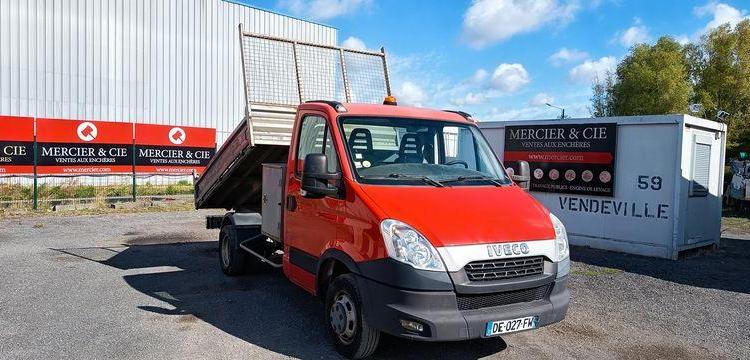 IVECO DAILY 35C13 BENNE AVEC COFFRE ACIER DIESEL – 124032 KMS – ANNEE 2014 ROUGE DE-027-FW