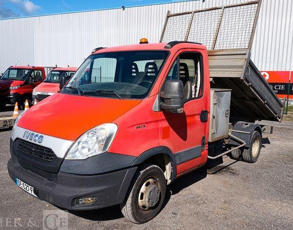 IVECO DAILY 35C13 BENNE AVEC COFFRE ACIER DIESEL – 124032 KMS – ANNEE 2014 ROUGE DE-027-FW