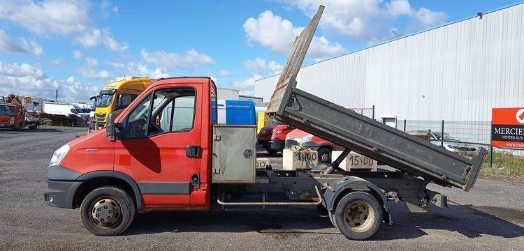 IVECO DAILY 35C13 BENNE AVEC COFFRE ACIER DIESEL – 124032 KMS – ANNEE 2014 ROUGE DE-027-FW