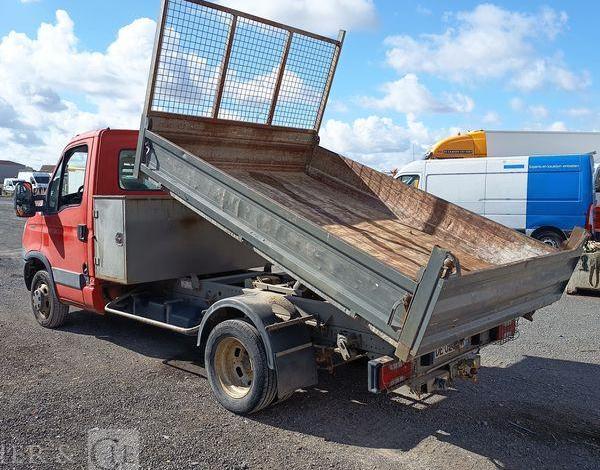 IVECO DAILY 35C13 BENNE AVEC COFFRE ACIER DIESEL – 124032 KMS – ANNEE 2014 ROUGE DE-027-FW