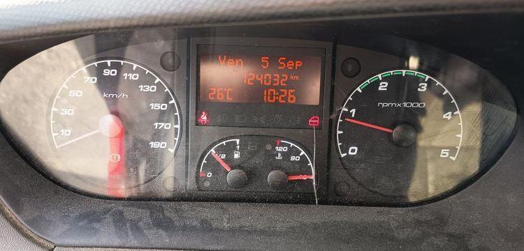 IVECO DAILY 35C13 BENNE AVEC COFFRE ACIER DIESEL – 124032 KMS – ANNEE 2014 ROUGE DE-027-FW
