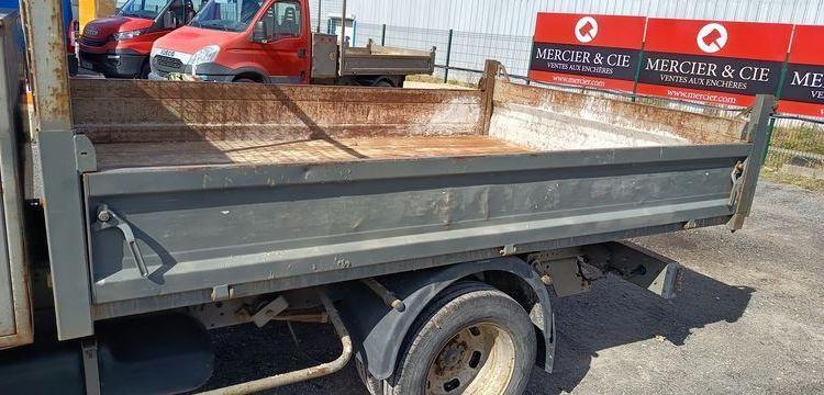 IVECO DAILY 35C13 BENNE AVEC COFFRE ACIER DIESEL – 124032 KMS – ANNEE 2014 ROUGE DE-027-FW