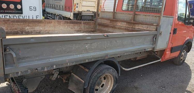 IVECO DAILY 35C13 BENNE AVEC COFFRE ACIER DIESEL – 124032 KMS – ANNEE 2014 ROUGE DE-027-FW