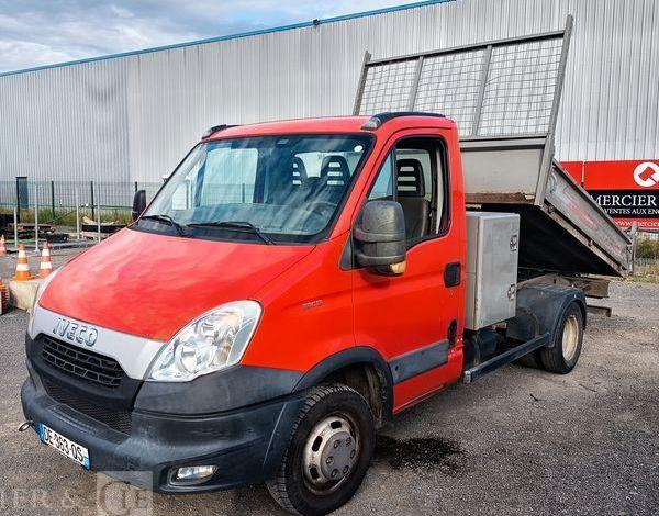 IVECO DAILY 35C13 BENNE AVEC COFFRE ACIER DIESEL – 155067 KMS – ANNEE 2014 ROUGE DE-363-QS