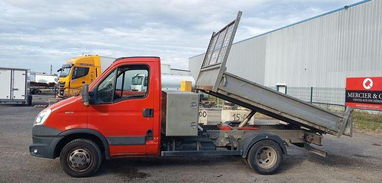 IVECO DAILY 35C13 BENNE AVEC COFFRE ACIER DIESEL – 155067 KMS – ANNEE 2014 ROUGE DE-363-QS