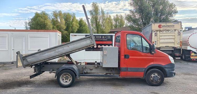 IVECO DAILY 35C13 BENNE AVEC COFFRE ACIER DIESEL – 155067 KMS – ANNEE 2014 ROUGE DE-363-QS
