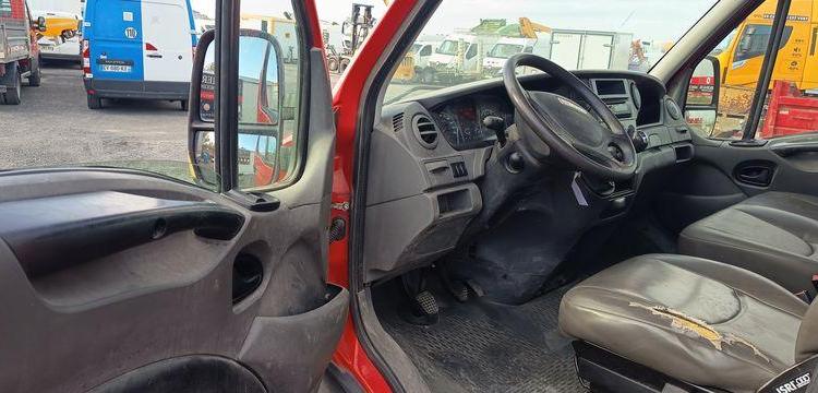 IVECO DAILY 35C13 BENNE AVEC COFFRE ACIER DIESEL – 155067 KMS – ANNEE 2014 ROUGE DE-363-QS