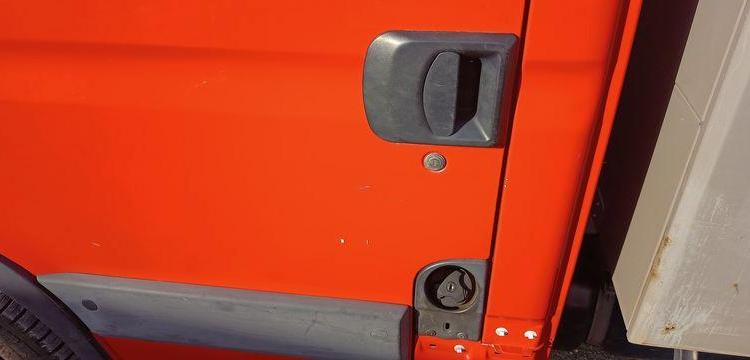 IVECO DAILY 35C13 BENNE AVEC COFFRE ACIER DIESEL – 155067 KMS – ANNEE 2014 ROUGE DE-363-QS