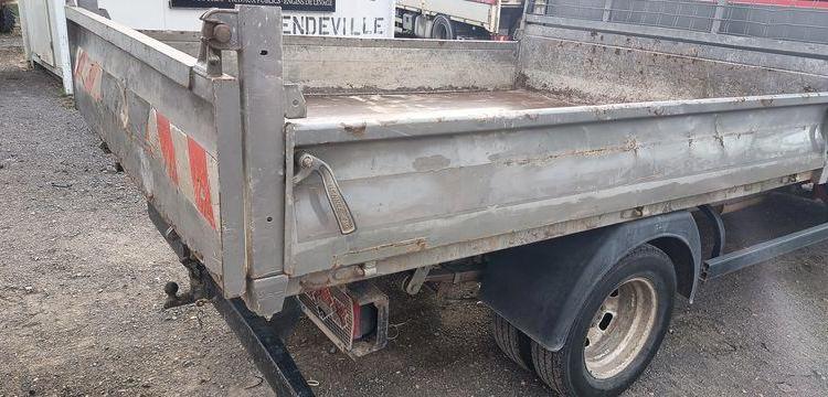 IVECO DAILY 35C13 BENNE AVEC COFFRE ACIER DIESEL – 155067 KMS – ANNEE 2014 ROUGE DE-363-QS