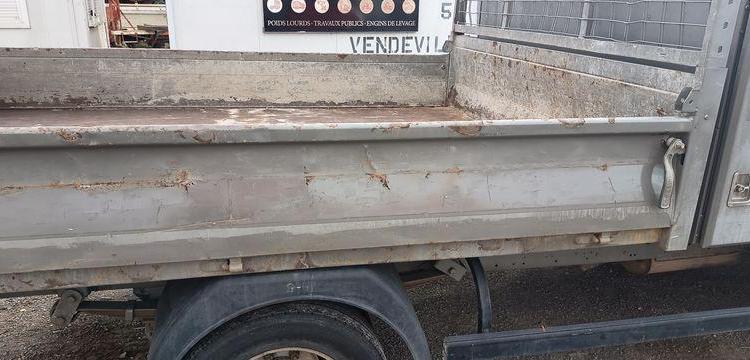 IVECO DAILY 35C13 BENNE AVEC COFFRE ACIER DIESEL – 155067 KMS – ANNEE 2014 ROUGE DE-363-QS