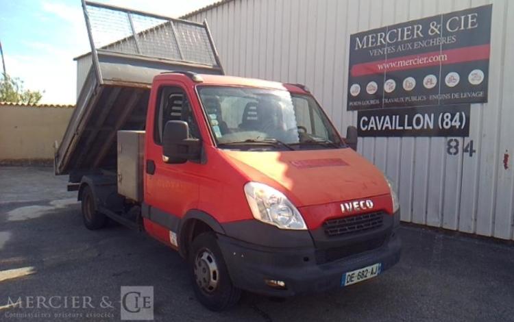 IVECO 35C13 BENNE SIMPLE CABINE COFFRE ROUGE DE-682-AJ