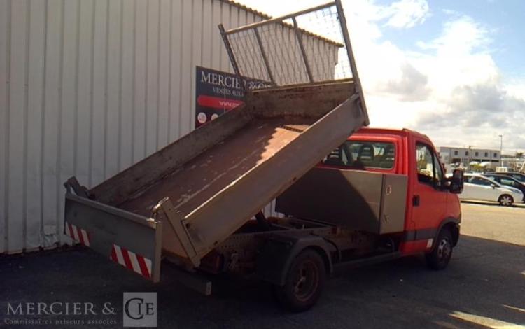 IVECO 35C13 BENNE SIMPLE CABINE COFFRE ROUGE DE-682-AJ