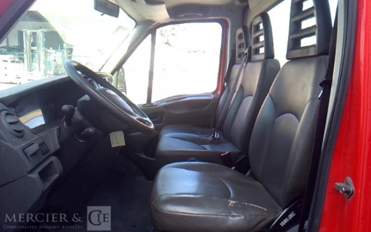 IVECO 35C13 BENNE SIMPLE CABINE COFFRE ROUGE DE-682-AJ