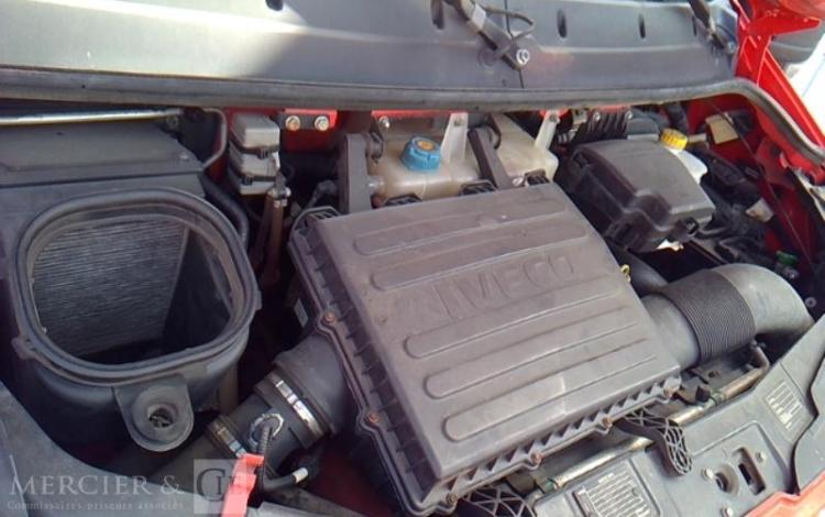 IVECO 35C13 BENNE SIMPLE CABINE COFFRE ROUGE DE-682-AJ
