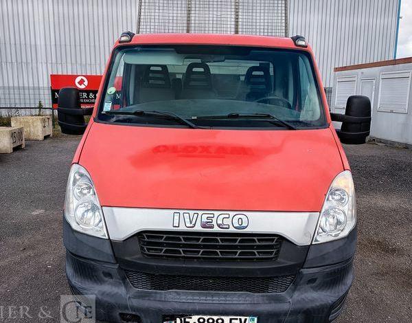 IVECO DAILY 35C13 BENNE AVEC COFFRE ACIER DIESEL – 166379 KMS – ANNEE 2014 ROUGE DE-889-FV