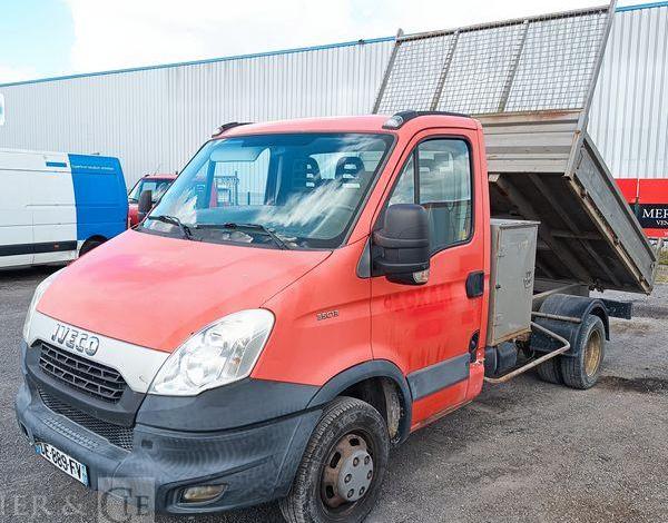 IVECO DAILY 35C13 BENNE AVEC COFFRE ACIER DIESEL – 166379 KMS – ANNEE 2014 ROUGE DE-889-FV