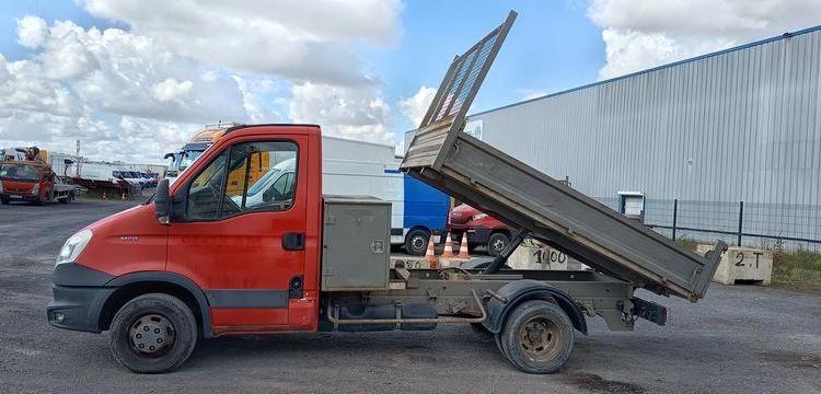 IVECO DAILY 35C13 BENNE AVEC COFFRE ACIER DIESEL – 166379 KMS – ANNEE 2014 ROUGE DE-889-FV