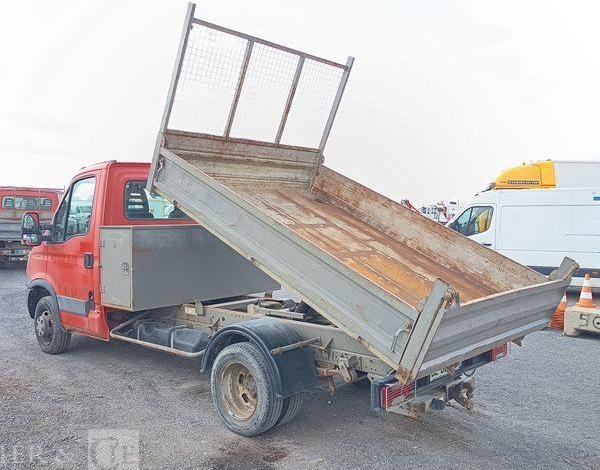 IVECO DAILY 35C13 BENNE AVEC COFFRE ACIER DIESEL – 166379 KMS – ANNEE 2014 ROUGE DE-889-FV