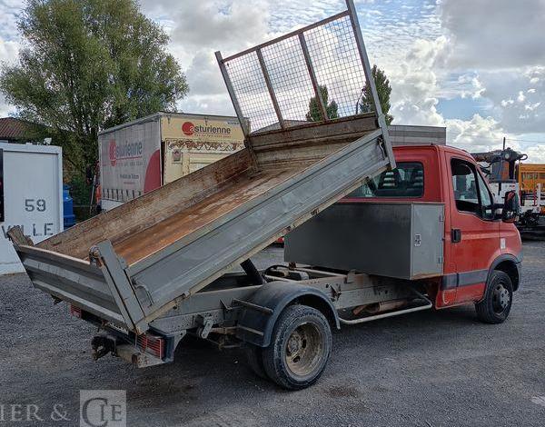 IVECO DAILY 35C13 BENNE AVEC COFFRE ACIER DIESEL – 166379 KMS – ANNEE 2014 ROUGE DE-889-FV
