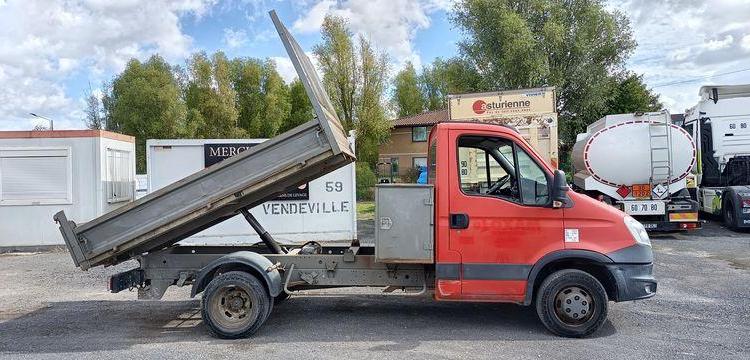 IVECO DAILY 35C13 BENNE AVEC COFFRE ACIER DIESEL – 166379 KMS – ANNEE 2014 ROUGE DE-889-FV