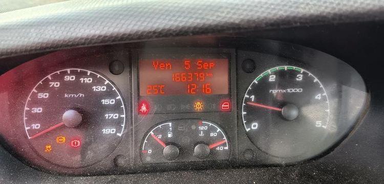 IVECO DAILY 35C13 BENNE AVEC COFFRE ACIER DIESEL – 166379 KMS – ANNEE 2014 ROUGE DE-889-FV