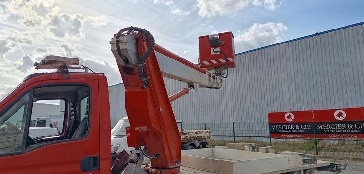IVECO 35S12 AVEC NACELLE MULTITEL MT202 20M – DIESEL –  4710 HEURES – 89933 KMS ROUGE DF-498-QE