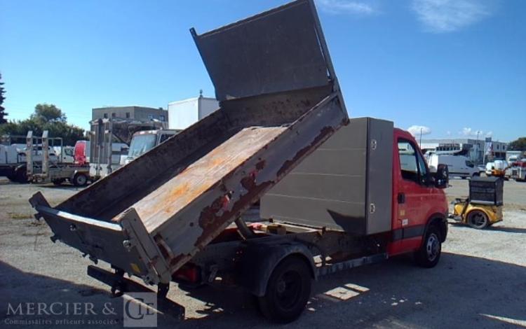 IVECO 35C13 BENNE  SIMPLE CABINE COFFRE ROUGE DH-651-QF