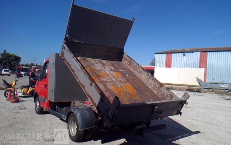 IVECO 35C13 BENNE  SIMPLE CABINE COFFRE ROUGE DH-651-QF