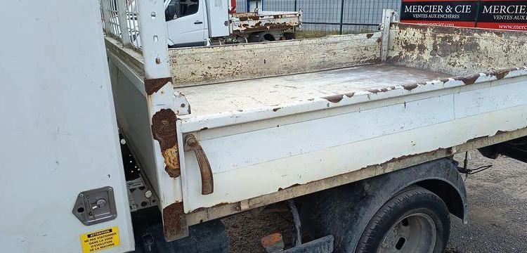 IVECO DAILY 35C13 2.3 LD 16V 126 CV BENNE AVEC COFFRE ACIER DIESEL – 171362 KMS BLANC DV-708-LQ