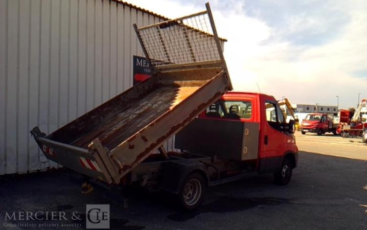 IVECO 35-130 BENNE SIMPLE CABINE COFFRE ROUGE EB-121-ZW