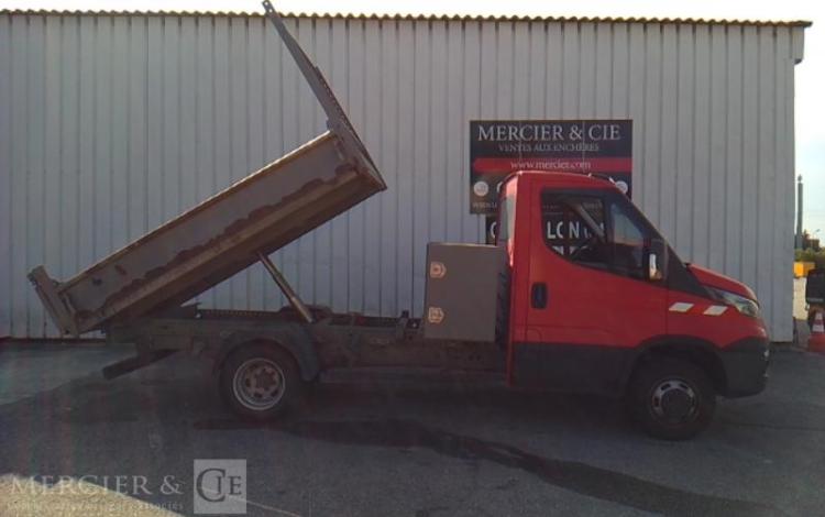 IVECO 35-130 BENNE SIMPLE CABINE COFFRE ROUGE EB-121-ZW