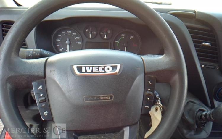 IVECO 35-130 BENNE SIMPLE CABINE COFFRE ROUGE EB-121-ZW