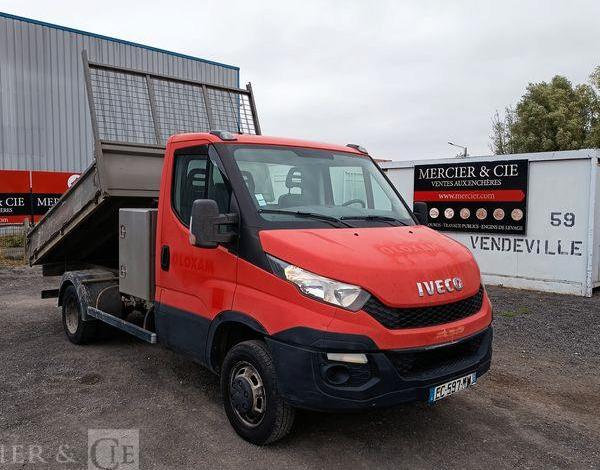 IVECO DAILY 35C13 BENNE AVEC COFFRE ACIER DIESEL – 146386 KMS – ANNEE 2016 ROUGE EC-597-MX